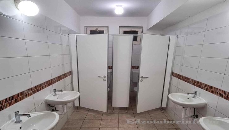 Edzőtábor helyszínek - Balatonszemes P. Ifjúsági Tábor - fürdőszoba 4